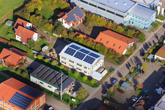 Vue aérienne de Zone industrielle Im Gereut avec Dach-Flor Begrünungs-GmbH et pose de chape et séchage de bâtiments Heuser & Söhne à Hatzenbühl dans le département Rhénanie-Palatinat, Allemagne