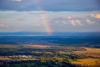 Vue aérienne de Conditions météorologiques de brume et de précipitations avec formation d'arc-en-ciel à Rohrbac à Rohrbach dans le département Rhénanie-Palatinat, Allemagne