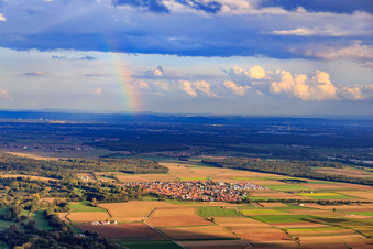 Vue aérienne de Arc-en-ciel sur le village depuis l'ouest à Steinweiler dans le département Rhénanie-Palatinat, Allemagne