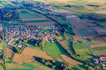 Vue aérienne de Vue du village depuis l'ouest à Barbelroth dans le département Rhénanie-Palatinat, Allemagne