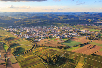 Vue aérienne de Vue d'ensemble de la ville depuis le sud-est avec la rocade B38 à Bad Bergzabern dans le département Rhénanie-Palatinat, Allemagne