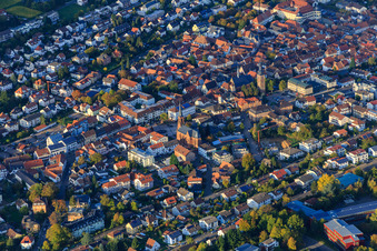 Vue aérienne de Église Saint-Martin sur la Ludwigsplatz et église du marché sur la place du marché à Bad Bergzabern dans le département Rhénanie-Palatinat, Allemagne