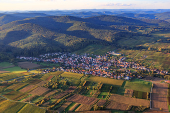 Vue aérienne de Vue du village entre les vignes automnales depuis le sud à Oberotterbach dans le département Rhénanie-Palatinat, Allemagne