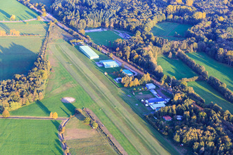 Vue aérienne de Piste et hangar d'aérodrome de l'aérodrome Schweighofen à Schweighofen dans le département Rhénanie-Palatinat, Allemagne