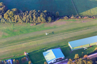 Vue aérienne de Atterrissage sur la piste de l'aéroport Schweighofen à Schweighofen dans le département Rhénanie-Palatinat, Allemagne