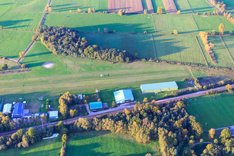 Vue aérienne de Atterrissage d'un avion de sport sur la piste de l'aérodrome Schweighofen à Schweighofen dans le département Rhénanie-Palatinat, Allemagne