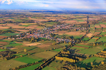 Vue aérienne de Vue d'ensemble du village entre champs et prairies automnales depuis l'ouest à Kapsweyer dans le département Rhénanie-Palatinat, Allemagne