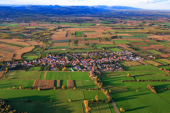 Vue aérienne de Vue d'ensemble du village entre champs automnaux et prairies du sud à Schweighofen dans le département Rhénanie-Palatinat, Allemagne