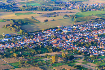 Vue aérienne de Vue du village entre champs et prairies automnales avec l'église paroissiale de Saint-Ulrich depuis le sud-ouest à Kapsweyer dans le département Rhénanie-Palatinat, Allemagne