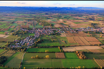 Vue aérienne de Vue du village entre champs et prairies automnales depuis le sud à Kapsweyer dans le département Rhénanie-Palatinat, Allemagne