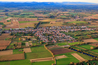 Vue aérienne de Bahnhofstrasse vue du sud à Steinfeld dans le département Rhénanie-Palatinat, Allemagne