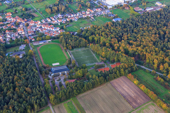 Vue aérienne de Stade du TuS 1908 Schaidt en bordure du Bienwald depuis le sud à le quartier Schaidt in Wörth am Rhein dans le département Rhénanie-Palatinat, Allemagne