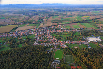 Vue aérienne de Vue d'ensemble du village entre champs et prairies automnales à la lisière de la forêt de Bienwald depuis le sud à le quartier Schaidt in Wörth am Rhein dans le département Rhénanie-Palatinat, Allemagne