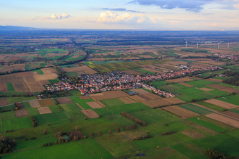 Vue aérienne de Vue d'ensemble du village entre champs et prairies automnales sur le Viehstrich depuis le sud à Freckenfeld dans le département Rhénanie-Palatinat, Allemagne