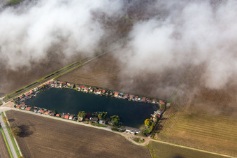 Vue aérienne de Burgsee sous les nuages à le quartier Hofheim in Lampertheim dans le département Hesse, Allemagne