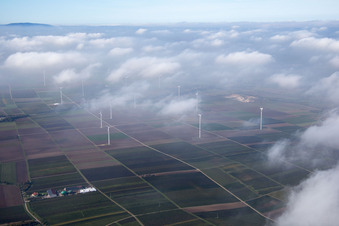 Vue aérienne de Éoliennes sous les nuages dans les champs à Worms à le quartier Leiselheim in Worms dans le département Rhénanie-Palatinat, Allemagne