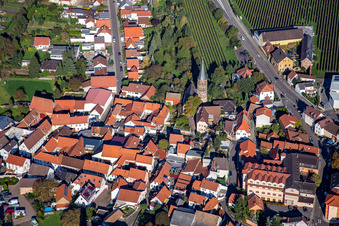 Vue aérienne de Église protestante Sainte-Élisabeth à le quartier Asselheim in Grünstadt dans le département Rhénanie-Palatinat, Allemagne