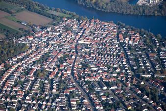 Vue aérienne de Vue de la ville depuis le centre-ville à le quartier Roxheim in Bobenheim-Roxheim dans le département Rhénanie-Palatinat, Allemagne