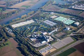 Vue aérienne de Bassins de traitement des eaux usées et étapes d'épuration de la station d'épuration BASF (Palatinat) à le quartier Mörsch in Frankenthal dans le département Rhénanie-Palatinat, Allemagne