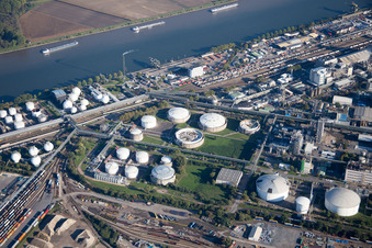 Vue aérienne de Parc de stockage de haute altitude BASF à le quartier BASF in Ludwigshafen am Rhein dans le département Rhénanie-Palatinat, Allemagne