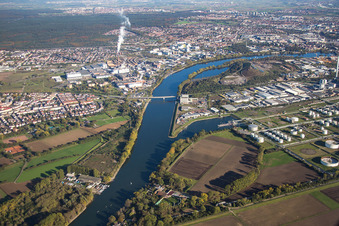 Vue aérienne de Bonadieshafen, île de Friesenheim à le quartier Neckarstadt-West in Mannheim dans le département Bade-Wurtemberg, Allemagne