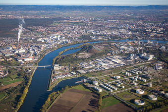 Photographie aérienne de Bonadieshafen, île de Friesenheim à le quartier Neckarstadt-West in Mannheim dans le département Bade-Wurtemberg, Allemagne