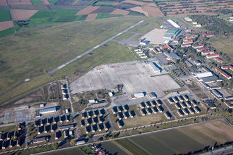 Vue aérienne de Piste avec zone de circulation de l'ancien aérodrome d'hélicoptères américain Coleman Airfield à le quartier Sandhofen in Mannheim dans le département Bade-Wurtemberg, Allemagne