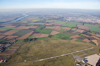 Vue aérienne de Piste avec zone de circulation de l'ancien aérodrome d'hélicoptères américain Coleman Airfield à le quartier Sandhofen in Mannheim dans le département Bade-Wurtemberg, Allemagne