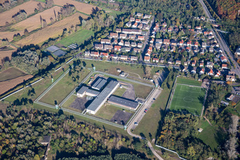 Vue aérienne de Terrain de la prison et clôture de sécurité de l'ancienne prison militaire américaine Coleman Stockade à le quartier Sandhofen in Mannheim dans le département Bade-Wurtemberg, Allemagne