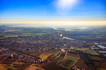 Vue aérienne de Vue d'ensemble de la ville depuis le nord à Lampertheim dans le département Hesse, Allemagne