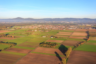 Vue aérienne de Vue de la ville depuis l'ouest à le quartier Kleinhausen in Einhausen dans le département Hesse, Allemagne