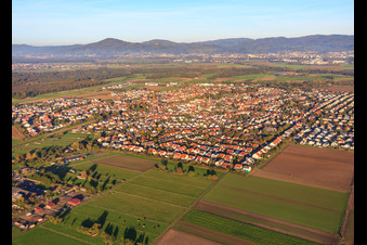 Vue aérienne de Vue de la ville depuis le sud-ouest à le quartier Kleinhausen in Einhausen dans le département Hesse, Allemagne
