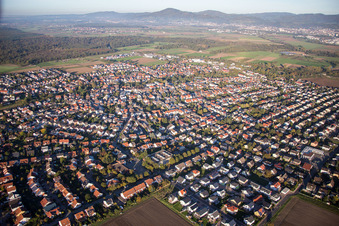 Vue aérienne de Vue des rues et des maisons dans les quartiers résidentiels à Lorsch dans le département Hesse, Allemagne