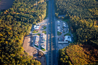 Vue aérienne de Itinéraire et voies le long de l'aire de service et du parking de l'aire de service BAB A Serways Lorsch Ouest et de la station-service Joachim Schnorbach Lorsch Est à Lorsch dans le département Hesse, Allemagne