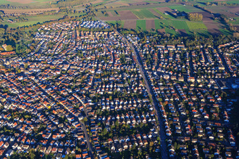 Vue aérienne de Friedenstraße vue de l'ouest à Lorsch dans le département Hesse, Allemagne