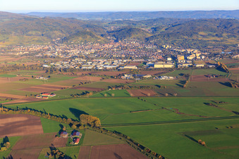 Vue aérienne de Vue de la ville depuis l'ouest au bord de l'Odenwald à Heppenheim dans le département Hesse, Allemagne
