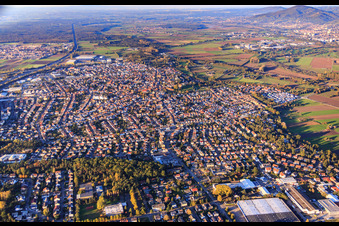 Vue aérienne de Vue de la ville depuis le sud à Lorsch dans le département Hesse, Allemagne