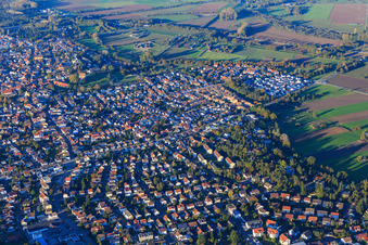 Vue aérienne de Friedenstraße depuis le sud à Lorsch dans le département Hesse, Allemagne