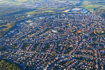 Vue aérienne de Vue du centre-ville depuis le sud à Lorsch dans le département Hesse, Allemagne
