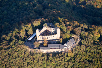 Vue aérienne de Ruines et vestiges des murs de l'ancien château et forteresse Schloss Auerbach de Schloss Auerbach GmbH dans le quartier d'Alsbach à Alsbach-Hähnlein à le quartier Auerbach in Bensheim dans le département Hesse, Allemagne