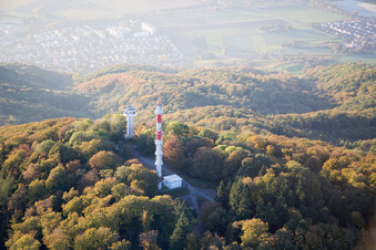 Vue aérienne de Sommet du Melibokus avec antenne dans le paysage rocheux et montagneux à le quartier Alsbach in Alsbach-Hähnlein dans le département Hesse, Allemagne
