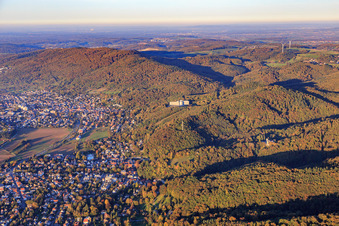 Vue aérienne de Vue de la ville au bord de l'Odenwald depuis le sud à le quartier Seeheim in Seeheim-Jugenheim dans le département Hesse, Allemagne