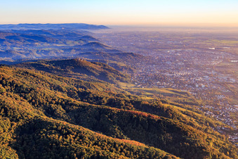 Vue aérienne de Château Alsbach au-dessus de la ville au bord de l'Odenwald depuis le nord à le quartier Alsbach in Alsbach-Hähnlein dans le département Hesse, Allemagne