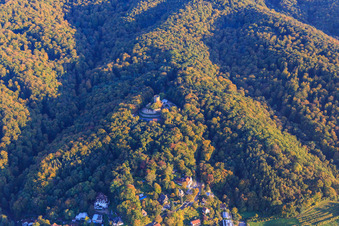 Vue aérienne de Château Alsbach au-dessus de la ville au bord de l'Odenwald depuis l'ouest à le quartier Alsbach in Alsbach-Hähnlein dans le département Hesse, Allemagne