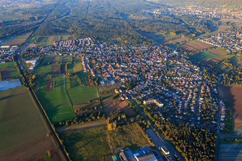 Vue aérienne de Vue de la ville depuis le sud à Bickenbach dans le département Hesse, Allemagne