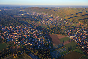 Vue aérienne de Vue de la ville depuis le sud à le quartier Jugenheim an der Bergstrasse in Seeheim-Jugenheim dans le département Hesse, Allemagne