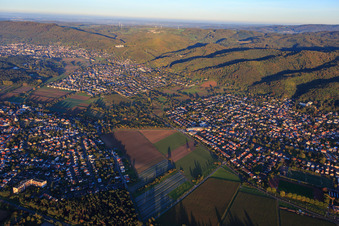 Vue aérienne de Vue de la ville au bord de l'Odenwald depuis le sud-ouest à le quartier Alsbach in Alsbach-Hähnlein dans le département Hesse, Allemagne