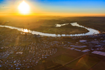 Vue aérienne de Boucle du Rhin de Gernsheim au coucher du soleil à Gernsheim dans le département Hesse, Allemagne