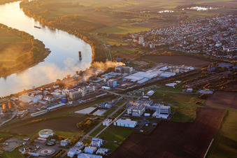 Vue aérienne de Usine pharmaceutique au bord du Rhin le soir Merck KGaA - Site Gernsheim à Gernsheim dans le département Hesse, Allemagne