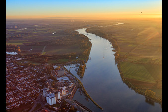 Vue aérienne de Port de Gernsheim sur le Rhin depuis le nord à Gernsheim dans le département Hesse, Allemagne
